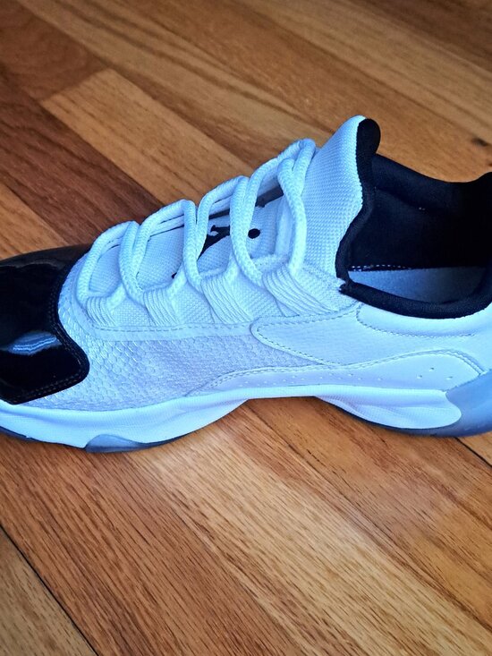 Air Jordan 11 CMFT Low Size 6.5Y Big Kids' Leather Shoes Sneakers DV2208-100 EUC - Picture 4 of 13